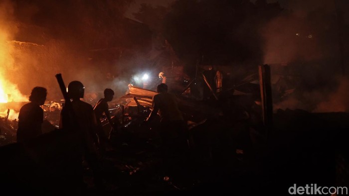 100 Lapak Hangus Akibat Kebakaran Pasar Ciputat Pasar Ciputat, Tangerang Selatan (Tangsel), Banten, kebakaran hari Rabu (11/5) sore. Sebanyak kurang lebih 100 lapak hangus terbakar.