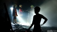 Komandan Pleton Bravo Damkar Tangsel, Nurudin, menyebutkan kurang lebih 100 lapak hangus terbakar. Lapak itu terdiri dari lapak pedagang sayuran dan pedagang daging.  