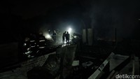 Sebanyak empat rumah, termasuk rumah Ketua RT 01, yang berada di dekat lokasi pun juga ikut terbakar.