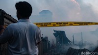 Lokasi kebakaran dipasangi garis polisi.