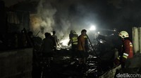 Ketua RT 01, Anhar Sorimuda Pane, menceritakan saat itu dirinya melihat api menjalar dari salah satu lapak. Api menyebar sangat cepat dalam hitungan menit.