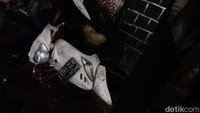 Tampak satu unit sepeda motor hangus terbakar.