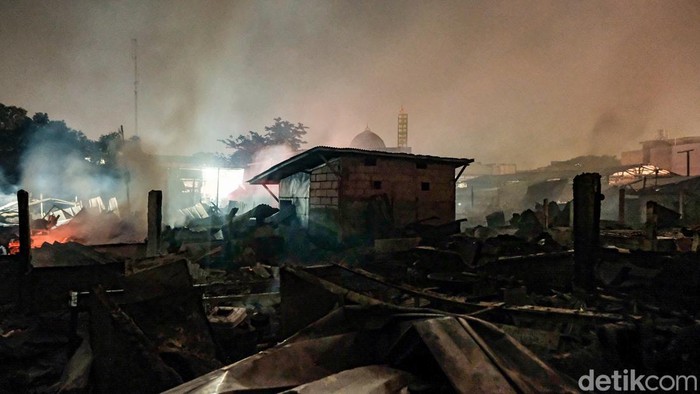 Pasar Ciputat, Tangerang Selatan (Tangsel), Banten, kebakaran hari Rabu (11/5) sore. Sebanyak kurang lebih 100 lapak hangus terbakar.