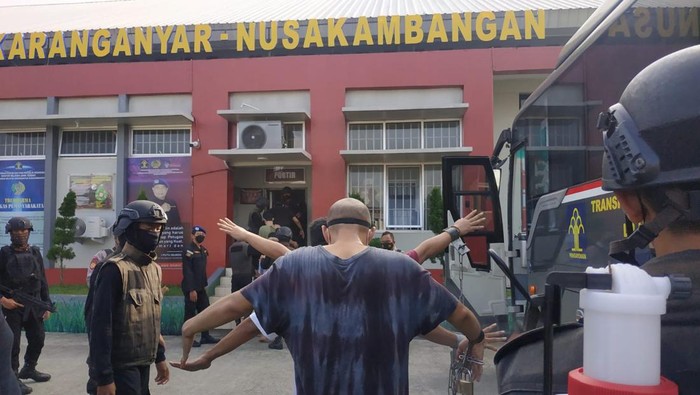 11 napi yang merupakan bandar narkoda dipindah dari Lapas Semarang ke Nusakambangan, Rabu (11/5/2022).