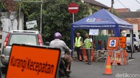 Pengendara juga diminta dapat menyesuaikan pengaturan lalu lintas yang ditetapkan, mematuhi rambu-rambu lalu lintas, petunjuk petugas di lapangan serta mengutamakan keselamatan di jalan.
