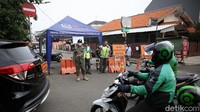 Petugas satpol PP bersama warga menjaga pos pengalihan arus lalu lintas (lalin) di Jalan Otista 3, Jakarta Timur, Rabu (11/5/2022).   