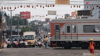 Penutupan perlintasan sebidang di Jl Dewi Sartika diberlakukan hingga 31 Desember 2022.  