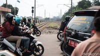 Arus dari Jl Pitara dibelokkan ke kiri memasuki Jl. Raya Sawangan kemudian belok kanan ke Jembatan Sting, belok kanan ke arah Simpang Lima Sengon lurus ke Jl Dewi Sartika atau belok ke kiri ke Jl Nusantara Raya.  