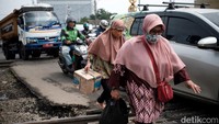 Arus dari Jl Raya Sawangan di belokkan ke kiri di jembatan Sting kemudian belok kanan ke Jl Salak Raya lanjut Simpang Lima Sengon.  