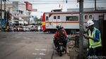 Hiruk-pikuk Lintasan KA Dewi Sartika Depok yang Lagi Dibikin Underpass
