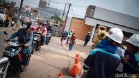 Sejumlah pekerja proyek tengah mengukur jalan di dekat proyek underpass.  