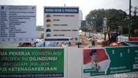 Sementara itu, arus dari arah barat di Jl Dewi Sartika dibelokkan ke kiri ke jalan sejajar rel, mengarah Stasiun Depok Baru, turunan flyover Arif Rahman Hakim ke sebelah kiri.  