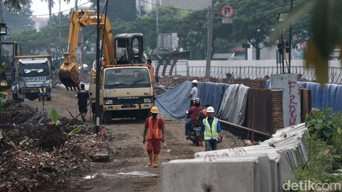 Ada Proyek Underpass, Perlintasan KA Dewi Sartika Depok Bakal Ditutup Pengerjaan proyek underpass Jalan Dewi Sartika, Kota Depok, Jawa Barat, telah dimulai berdasarkan pantauan hari Rabu (11/5/2022).