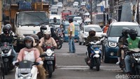 Dinas Perhubungan (Dishub) Kota Depok melakukan rekayasa lalu lintas di sekitar lokasi, termasuk penutupan perlintasan KA.  