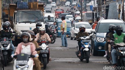 Hiruk-pikuk Lintasan KA Dewi Sartika Depok yang Lagi Dibikin Underpass