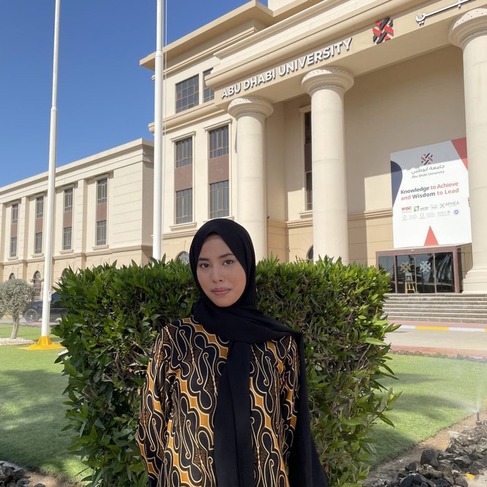 Alya Muna Zuhra di Abu Dhabi
