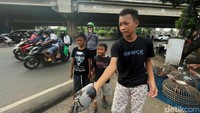 Anak-anak tersebut lebih memilih bermain burung di luar ruangan dari pada gadget.