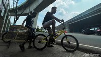 Bermain burung juga menjadi alternatif anak-anak menghibur diri di saat pandemi Covid-19.