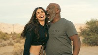 Ananya juga sempat tampil bersama Mike Tyson dalam sebuah proyek. Dok. Instagram