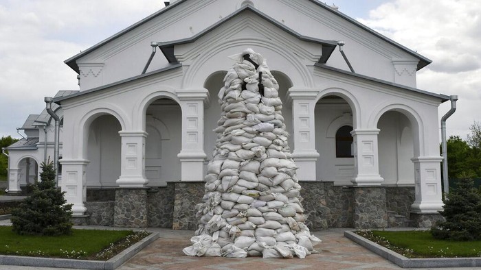 Antisipasi Serangan Rusia, Monumen Bersejarah Ukraina Ditutup Karung Pasir The monument of St. John of Shanghai is covered with sandbags in a yard the Orthodox Skete in honor of St. John of Shanghai in Adamivka, near Slovyansk, Donetsk region, Ukraine, Tuesday, May 10, 2022. (AP Photo/Andriy Andriyenko)