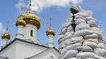Khawatir Kena Bom Rusia, Monumen Bersejarah Ini Ditutup Karung Pasir