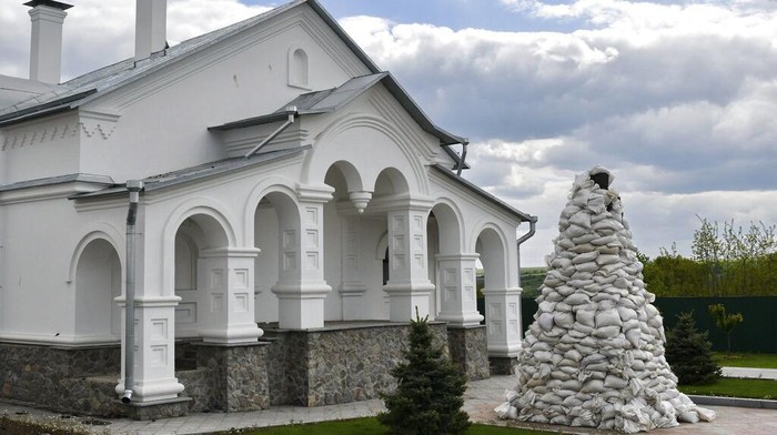 Antisipasi Serangan Rusia, Monumen Bersejarah Ukraina Ditutup Karung Pasir The monument of St. John of Shanghai is covered with sandbags in a yard the Orthodox Skete in honor of St. John of Shanghai in Adamivka, near Slovyansk, Donetsk region, Ukraine, Tuesday, May 10, 2022. (AP Photo/Andriy Andriyenko)
