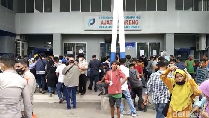 Arus balik H+8 di Pelabuhan Nusantara Kota Parepare, Sulawesi Selatan (Sulsel) masih dipadati penumpang.