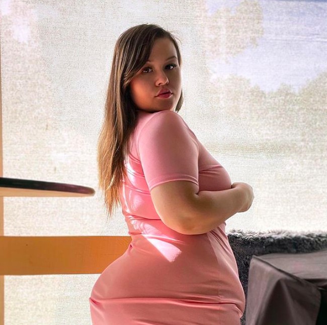 Tak hanya kentut dan keringat kaki, namun ada pria yang juga meminta untuk mengirimkannya foto saat dia tengah buang air besar. Namun permintaan tersebut ditolaknya. Foto: dok. Instagram/@baystayfit