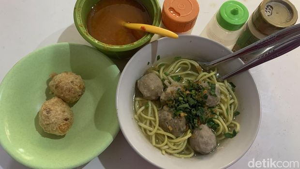 Bakso Arief Bandung di Jalan Wira Angun Angun.
