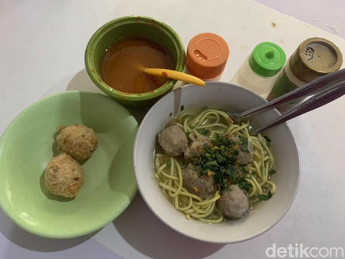 Bakso Arief Bandung di Jalan Wira Angun Angun.
