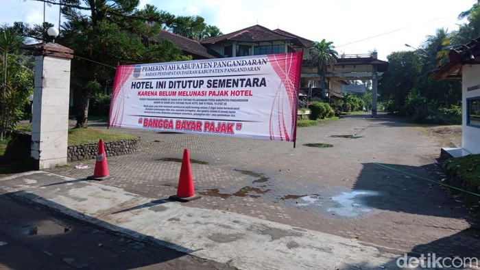 Banner terpajang di depan hotel yang ditutup sementara karena menunggak pajak