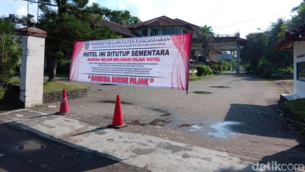 Banner terpajang di depan hotel yang ditutup sementara karena menunggak pajak