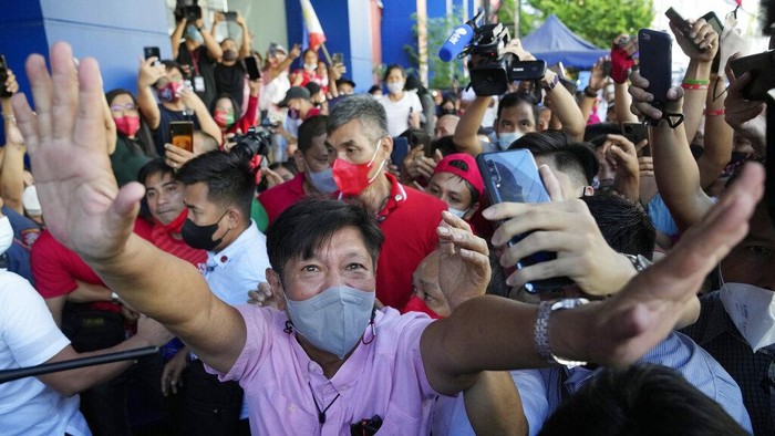 Berbaju Pink, Ferdinand Marcos Jr Senang Banget Menangi Pilpres Filipina Putra kandung Mantan Presiden Filipina Ferdinand Marcos Jr. memenangi pemilihan presiden Filipina. Begini ekspresinya usai dinyatakan menang.