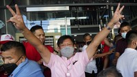 Ferdinand Bongbong Marcos Jr. merayakan kemenangannya di luar markasnya di Mandaluyong, Filipina, Rabu (11/5/2022).