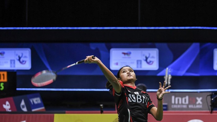 Pebulu tangkis tunggal putri Indonesia Bilqis Prasista mengembalikan kok ke arah lawannya pebulu tangkis tunggal putri Jerman Florentine Schoffski dalam pertandingan babak penyisihan grup A Piala Thomas Uber 2022 di Impact Arena, Bangkok, Thailand, Selasa (10/5/2022). Bilqis Prasista menang dengan skor 21-12, 12-21 dan 21-7 dan menjadi penutup pertandingan tim Uber Indonesia lawan Jerman dengan skor 5-0 untuk kemenangan Indonesia. ANTARA FOTO/M Risyal Hidayat/YU