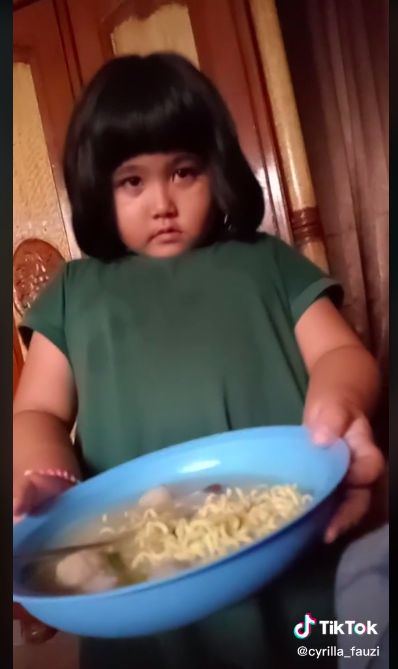 Bocah kecil siapkan makanan untuk ibunya yang belum makan