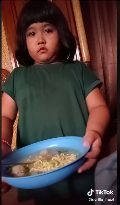 Bocah kecil siapkan makanan untuk ibunya yang belum makan