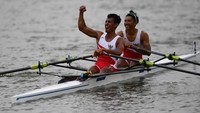 Pedayung Ardi Risedi (kiri) dan Kakan Rusmana berselebrasi usai mencapai garis finis di urutan pertama dalam babak final nomor lightweight mans double scull cabana saying SEA Games 2021 di Hai Phong, Vietnam, Rabu (11/5/2022).   