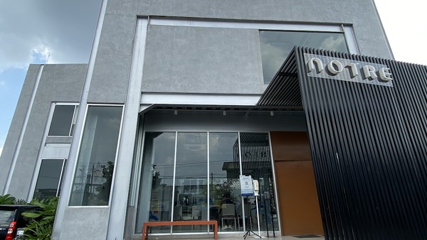 Saat memasuki area Cafe Notre, traveler akan menikmati suasana yang terkesan mewah. Traveler dijamu dengan dekorasi ala industrialis. Saat memasuki area Cafe Notre, traveler akan menikmati suasana yang terkesan mewah. Traveler dijamu dengan dekorasi ala industrialis.