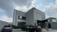 Pantauan detikTravel, pengunjung Cafe Notre Socielle yang terletak di Jalan Cimulu, Tawangsari, Tasikmalaya, Jawa Barat, ini sebagian besar muda-mudi yang trendi dengan mobil tak kalah mentereng.