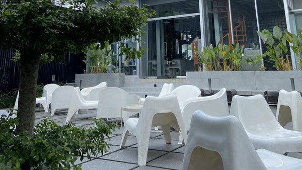 Pengunjungnya bisa memilih area indoor atau outdoor di lantai satu. Khusus yang No Smoking Area, hanya di lantai satu dekat kasir. Area lantai atasnya bisa digunakan untuk pertemuan atau meeting santai. Pengunjungnya bisa memilih area indoor atau outdoor di lantai satu. Khusus yang No Smoking Area, hanya di lantai satu dekat kasir. Area lantai atasnya bisa digunakan untuk pertemuan atau meeting santai.