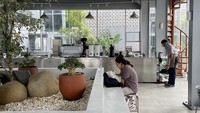 Kalau traveler ingin menikmati udara bebas, cocok memilih tempat duduk di ruang samping yang merupakan smoking area. Di bagian outdoor tersebut terdapat tempat duduk berundak seperti amphitheatre dan kursi yang tertata rapi.