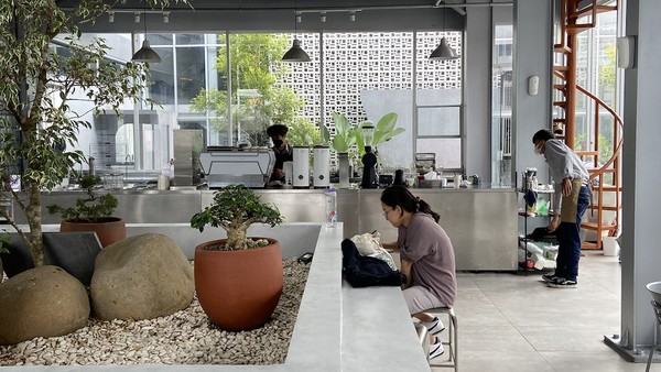 Kalau traveler ingin menikmati udara bebas, cocok memilih tempat duduk di ruang samping yang merupakan smoking area. Di bagian outdoor tersebut terdapat tempat duduk berundak seperti amphitheatre dan kursi yang tertata rapi. Kalau traveler ingin menikmati udara bebas, cocok memilih tempat duduk di ruang samping yang merupakan smoking area. Di bagian outdoor tersebut terdapat tempat duduk berundak seperti amphitheatre dan kursi yang tertata rapi.