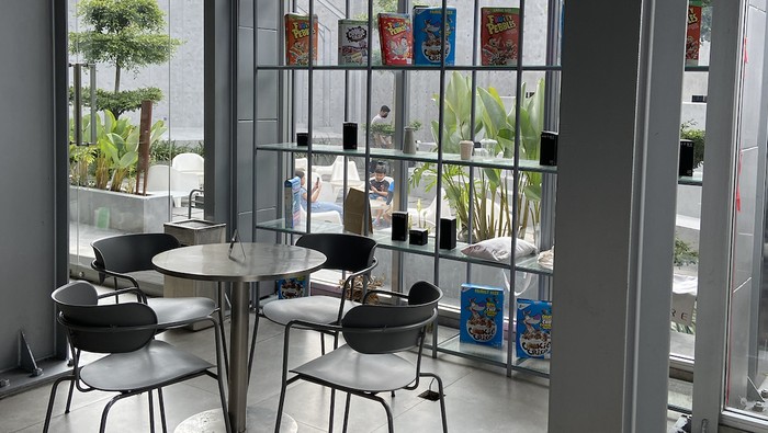 Cafe Notre Socielle Lagi jalan-jalan di Tasikmalaya jangan lupa mampir ke tempat nongkrong asyik yang ngehits. Seperti Cafe Notre yang lokasinya tak jauh dari Stasiun Tasikmalaya.