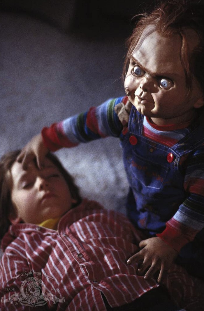 Cuplikan film Childs Play (1988) yang menampilan boneka Chucky.