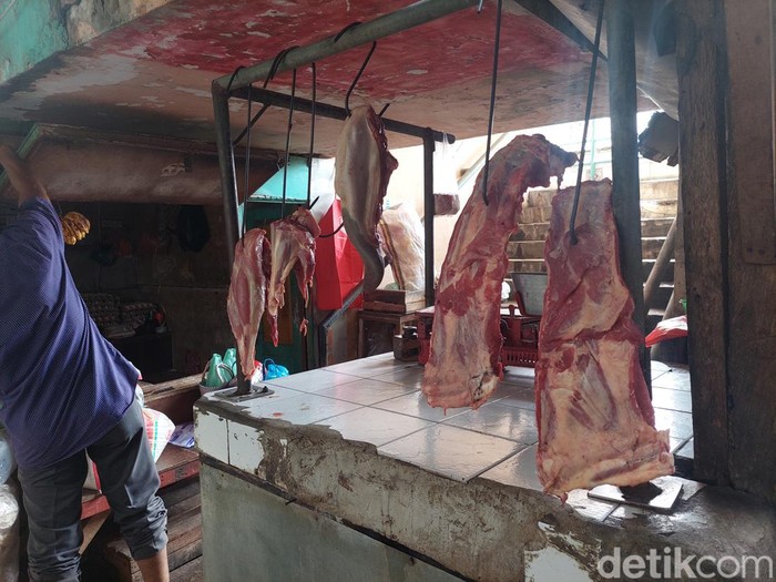 Daging sapi di sejumlah pasar Surabaya tak terdampak wabah PMK.