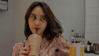 Kondisi wajah Dhyaz mulai pulih pascaoperasi pemasangan implan hidung, meski masih terlihat leba, di bagian pipinya. Foto: dok. Instagram permestadhyaz
