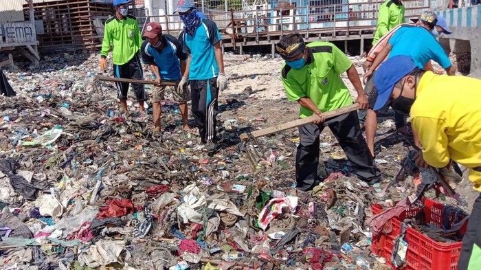DLH Sampang kewalahan menangani masalah sampah di Pulau Mandangin. Sebab tidak hanya sampah daratan, tapi juga banyak sampah kiriman di pesisir pantai.