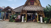Tak ada salahnya sejenak melepas penat dengan rutinitas dan pekerjaan. Kamu bisa santai sambil makan di restoran berkonsep alam. Makan di saung bambu sambil menatap sawah bisa jadi pilihan merilis stres.  Foto: detikFood/Devi S. Lestari