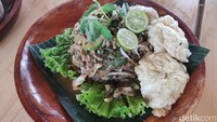 Tak kalah segar juga ada karedok (Rp 28.000). Campuran aneka sayuran mentah seperti kacang panjang, terong hijau, kol, toge, mentimun dan daun kemangi ini makin sedap dengan bumbu kacang yang baru diuleg dadakan. Foto: detikFood/Devi S. Lestari
